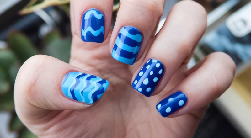 Tendência de unhas azul clara