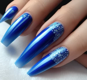 Tendência de unhas azul clara